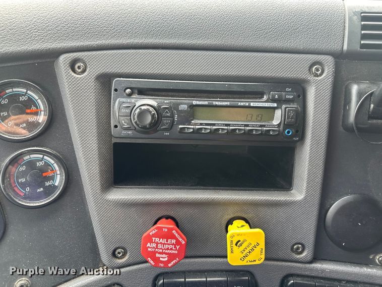 image for item EH3848 2016 Freightliner  Cascadia semi truck