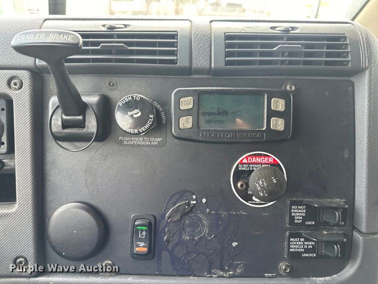 image for item EH3848 2016 Freightliner  Cascadia semi truck