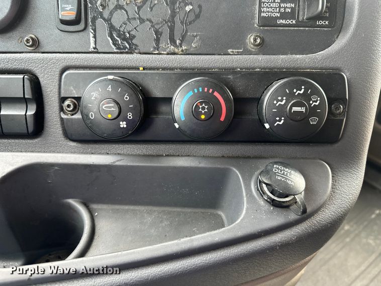 image for item EH3848 2016 Freightliner  Cascadia semi truck