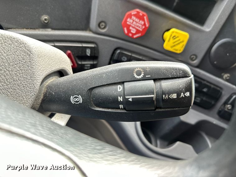 image for item EH3848 2016 Freightliner  Cascadia semi truck