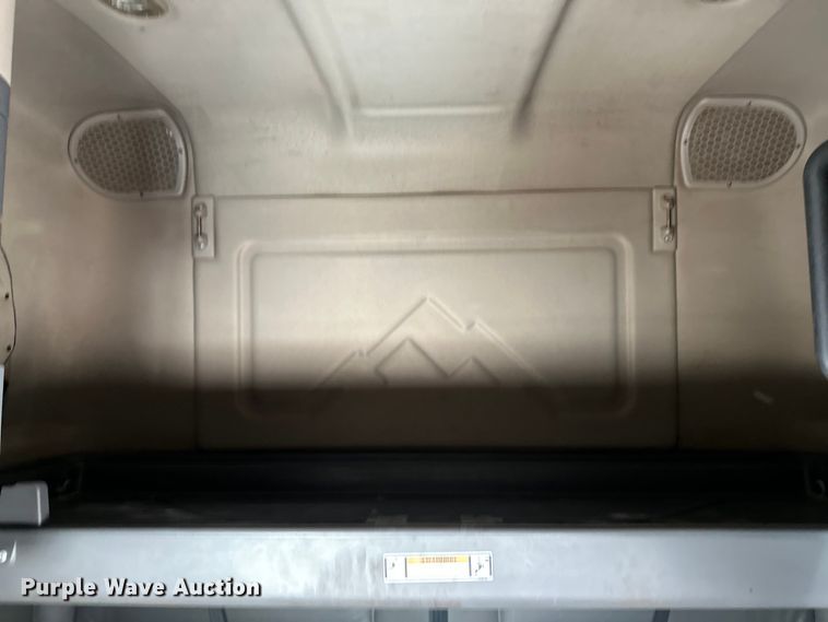 image for item EH3848 2016 Freightliner  Cascadia semi truck