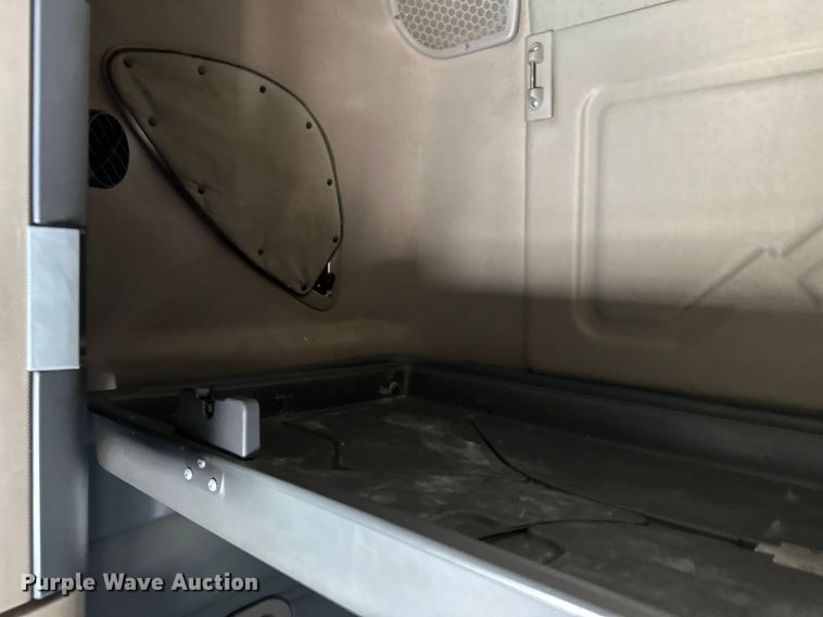 image for item EH3848 2016 Freightliner  Cascadia semi truck