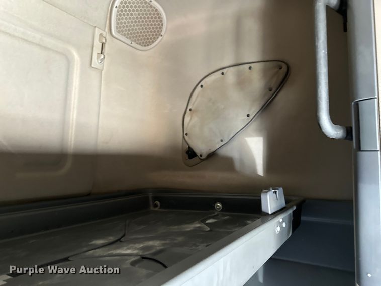 image for item EH3848 2016 Freightliner  Cascadia semi truck