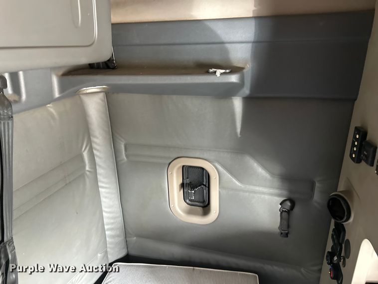 image for item EH3848 2016 Freightliner  Cascadia semi truck