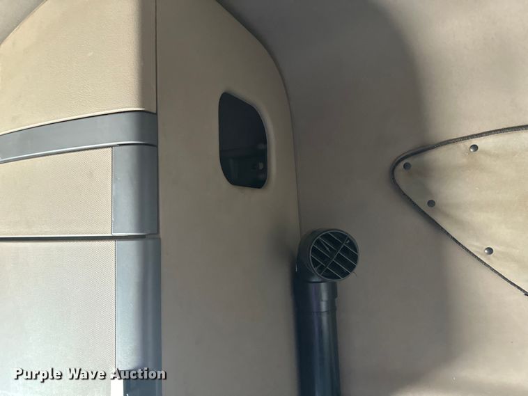 image for item EH3848 2016 Freightliner  Cascadia semi truck