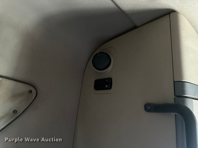 image for item EH3848 2016 Freightliner  Cascadia semi truck