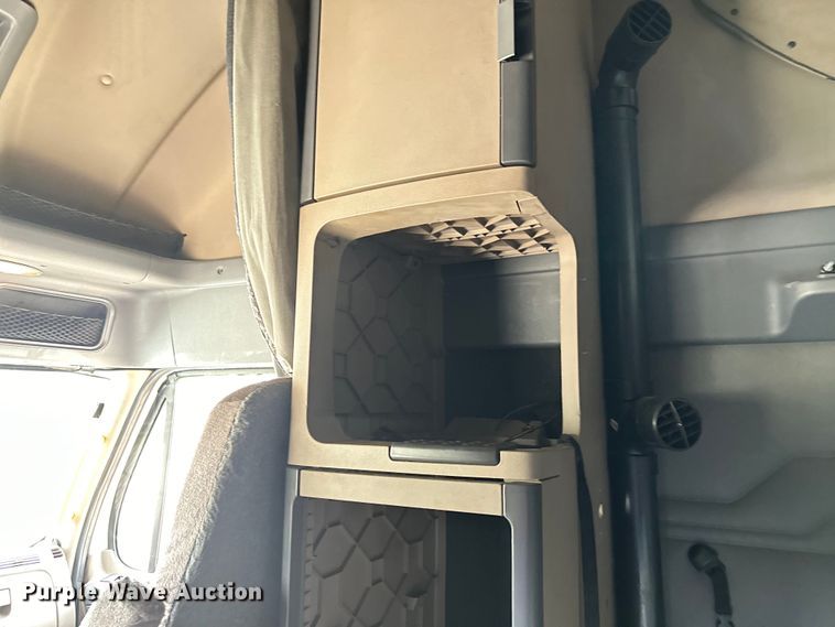 image for item EH3848 2016 Freightliner  Cascadia semi truck