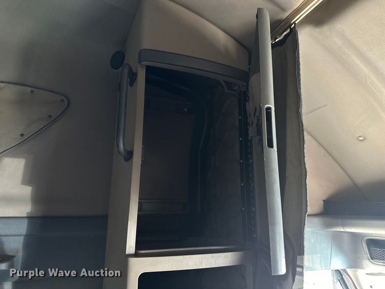 image for item EH3848 2016 Freightliner  Cascadia semi truck