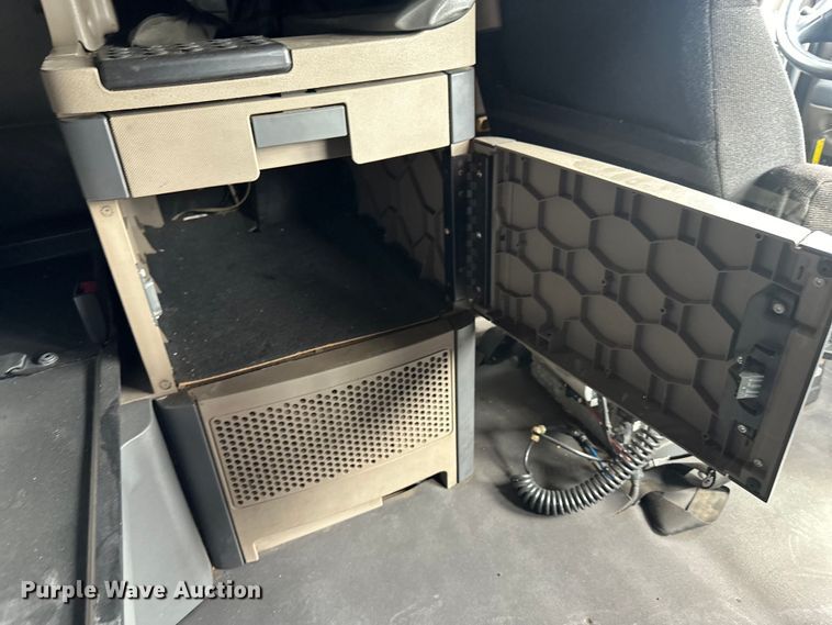 image for item EH3848 2016 Freightliner  Cascadia semi truck