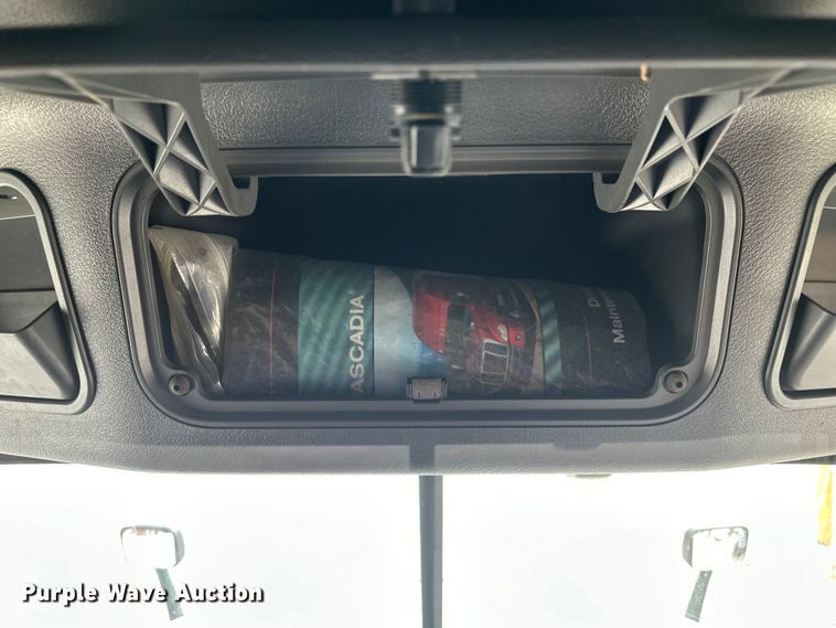 image for item EH3848 2016 Freightliner  Cascadia semi truck