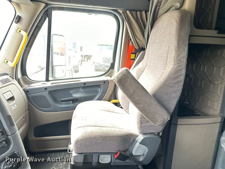 image for item EH3848 2016 Freightliner  Cascadia semi truck