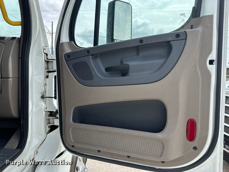 image for item EH3848 2016 Freightliner  Cascadia semi truck