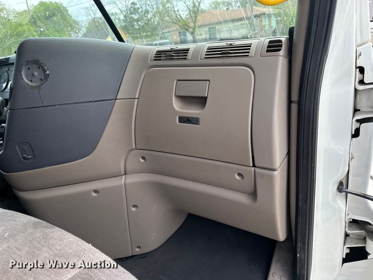 image for item EH3848 2016 Freightliner  Cascadia semi truck