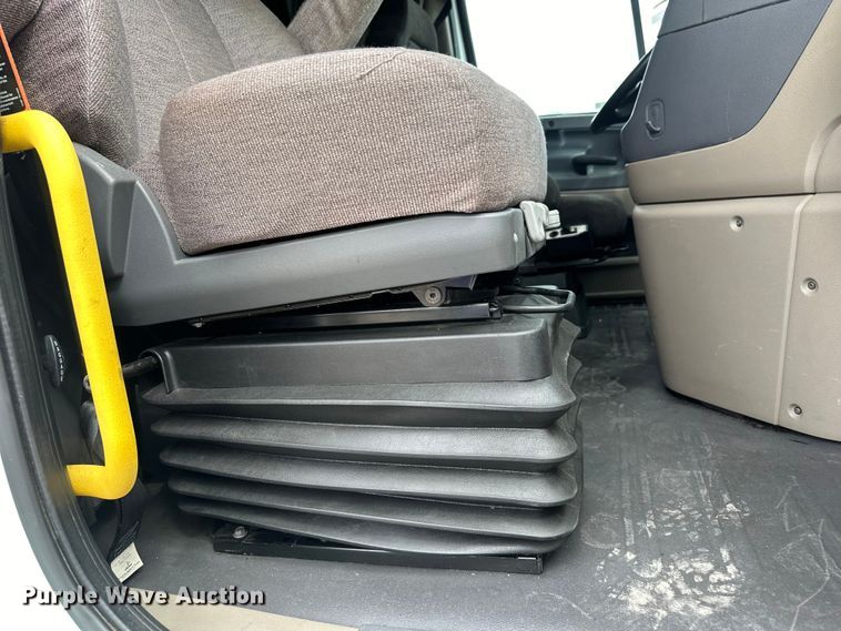 image for item EH3848 2016 Freightliner  Cascadia semi truck