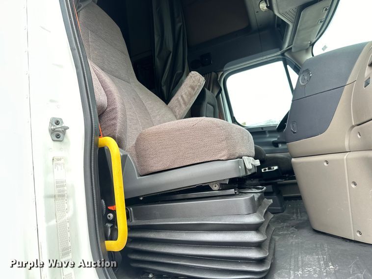 image for item EH3848 2016 Freightliner  Cascadia semi truck