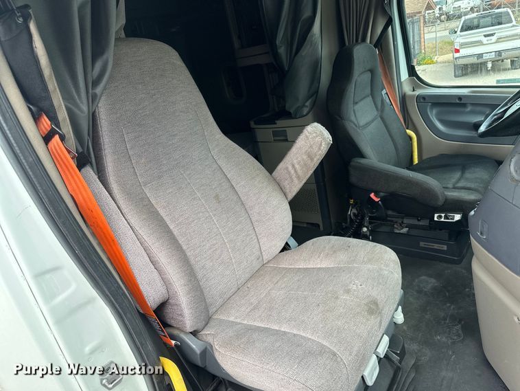 image for item EH3848 2016 Freightliner  Cascadia semi truck