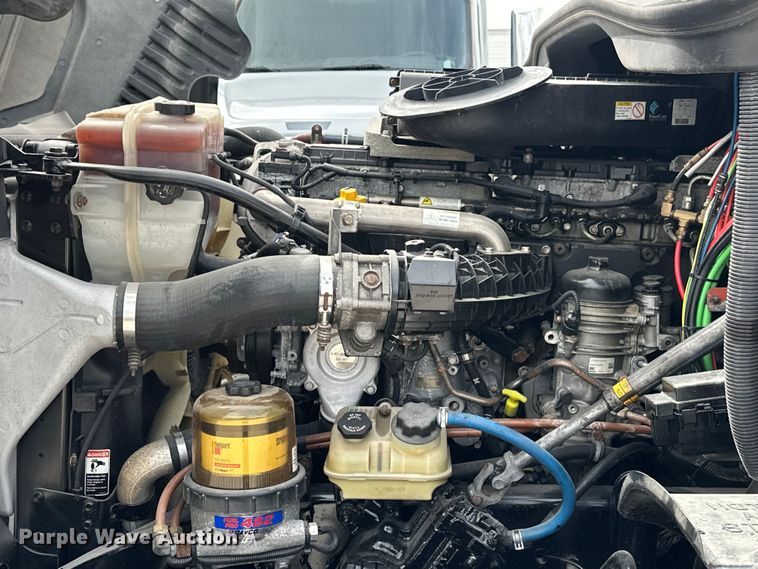 image for item EH3848 2016 Freightliner  Cascadia semi truck