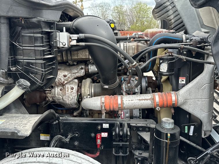 image for item EH3848 2016 Freightliner  Cascadia semi truck