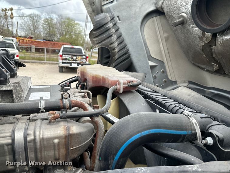 image for item EH3848 2016 Freightliner  Cascadia semi truck