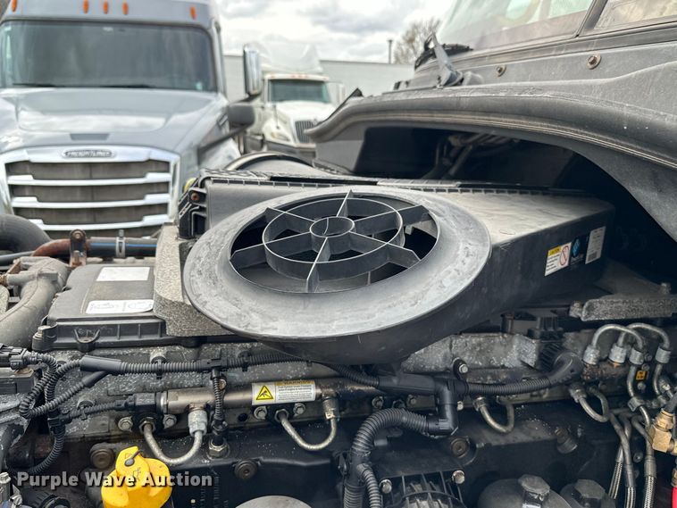 image for item EH3848 2016 Freightliner  Cascadia semi truck