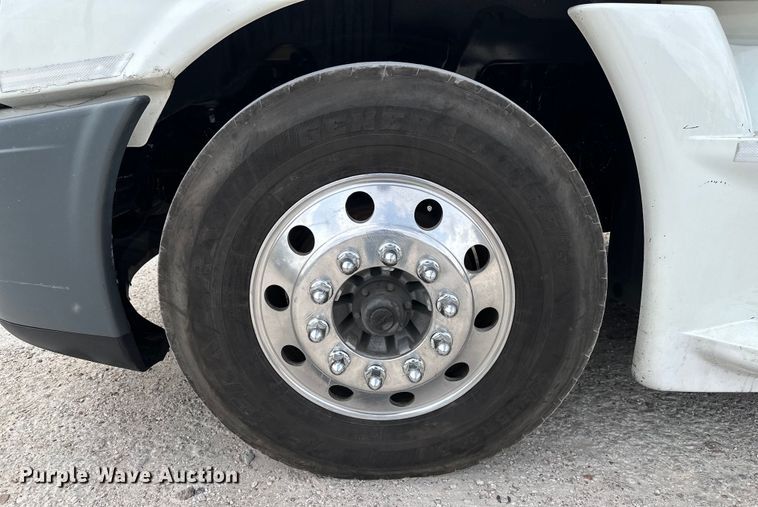 image for item EH3848 2016 Freightliner  Cascadia semi truck