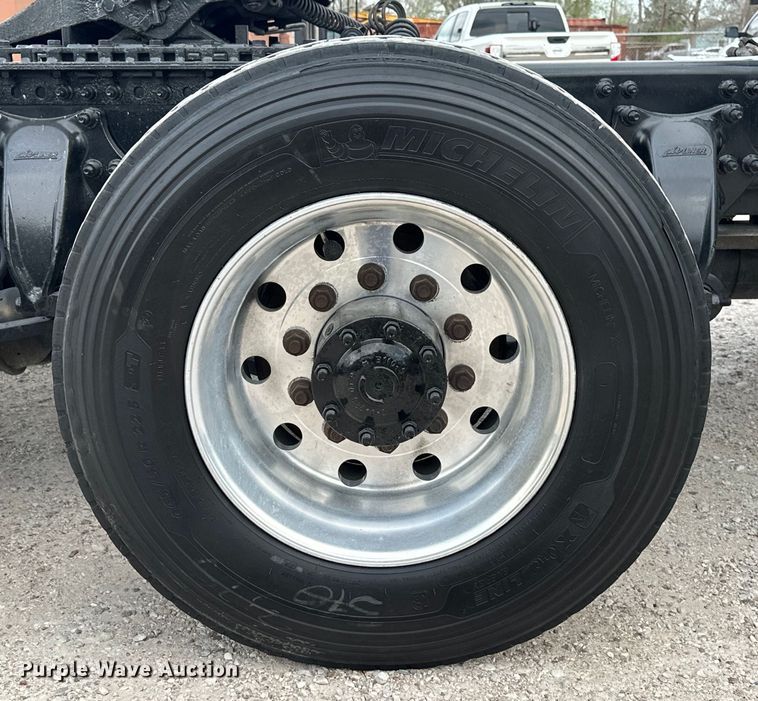 image for item EH3848 2016 Freightliner  Cascadia semi truck