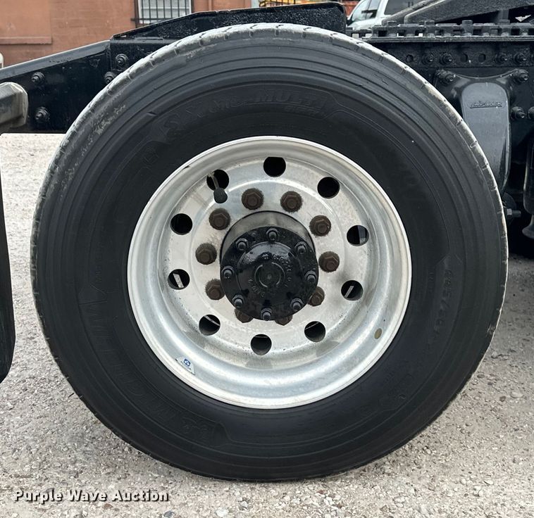 image for item EH3848 2016 Freightliner  Cascadia semi truck