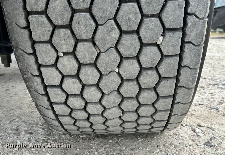 image for item EH3848 2016 Freightliner  Cascadia semi truck