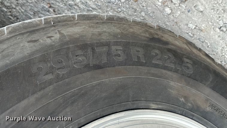 image for item EH3848 2016 Freightliner  Cascadia semi truck