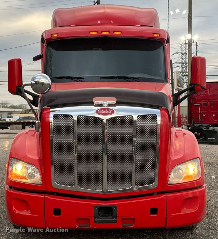 image for item EH3849 2017 Peterbilt  579 semi truck