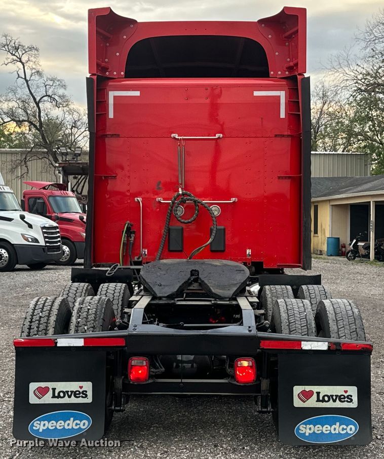 image for item EH3849 2017 Peterbilt  579 semi truck