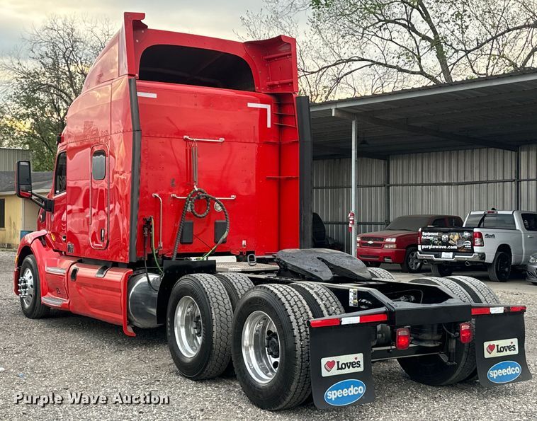 image for item EH3849 2017 Peterbilt  579 semi truck
