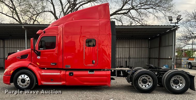 image for item EH3849 2017 Peterbilt  579 semi truck