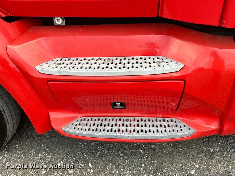 image for item EH3849 2017 Peterbilt  579 semi truck