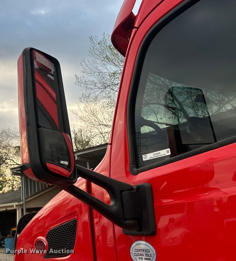 image for item EH3849 2017 Peterbilt  579 semi truck