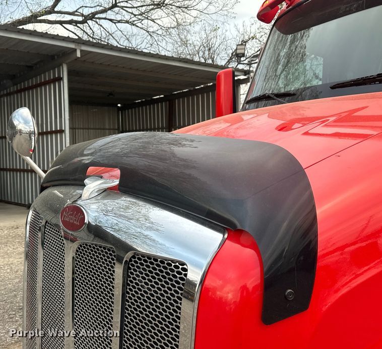 image for item EH3849 2017 Peterbilt  579 semi truck