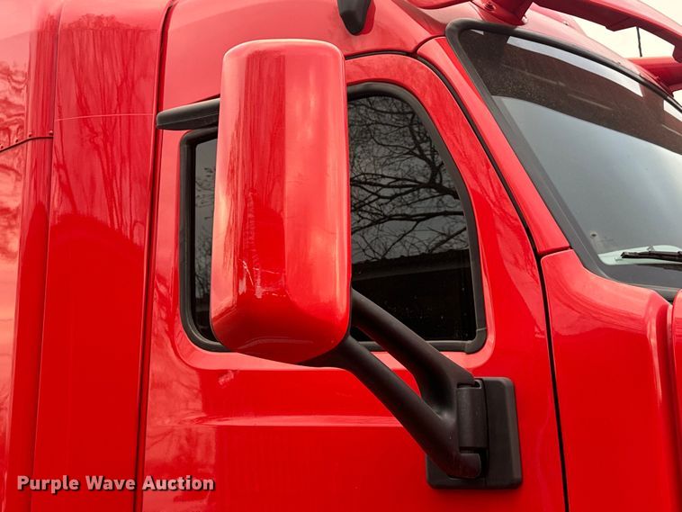 image for item EH3849 2017 Peterbilt  579 semi truck