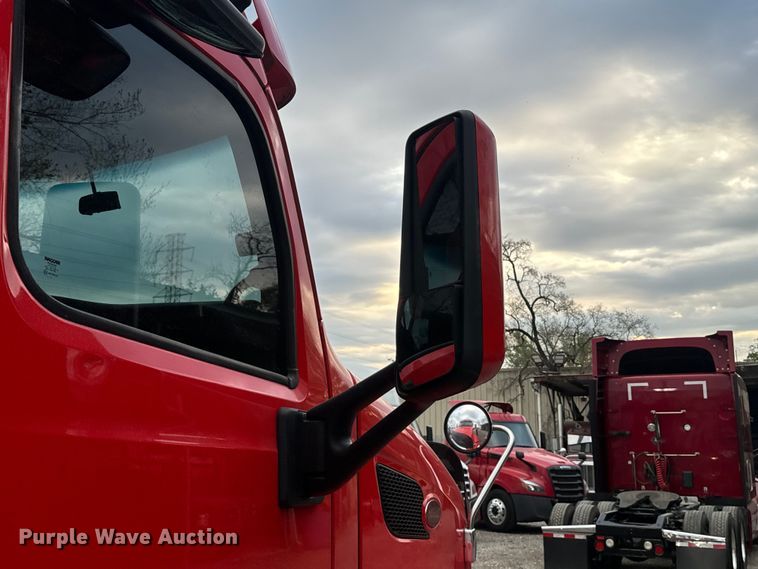 image for item EH3849 2017 Peterbilt  579 semi truck