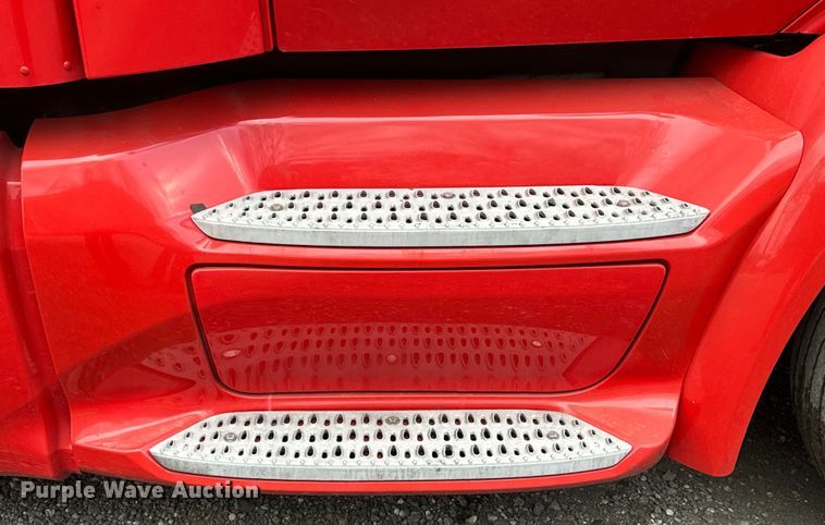 image for item EH3849 2017 Peterbilt  579 semi truck