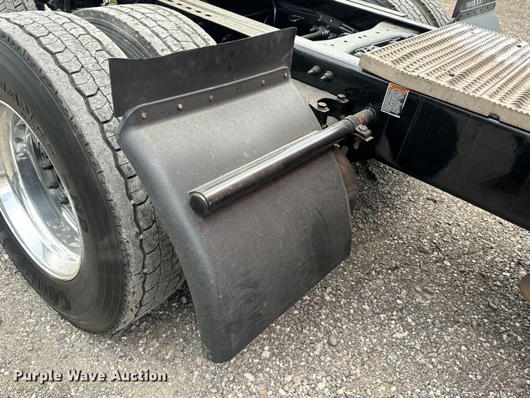 image for item EH3849 2017 Peterbilt  579 semi truck