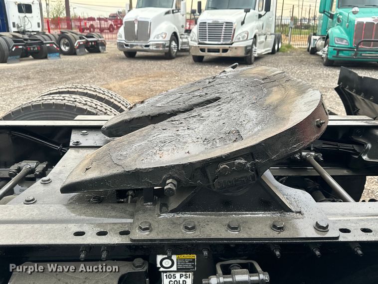 image for item EH3849 2017 Peterbilt  579 semi truck