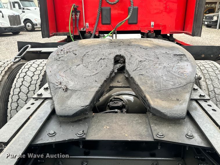 image for item EH3849 2017 Peterbilt  579 semi truck