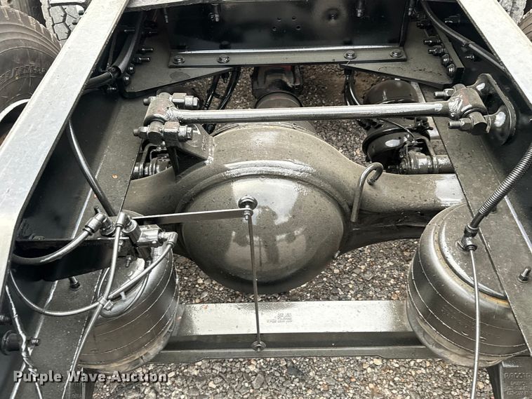 image for item EH3849 2017 Peterbilt  579 semi truck