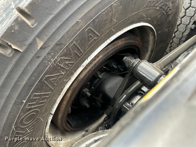 image for item EH3849 2017 Peterbilt  579 semi truck