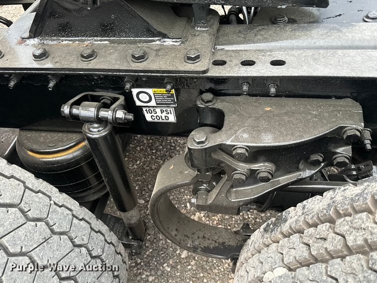 image for item EH3849 2017 Peterbilt  579 semi truck