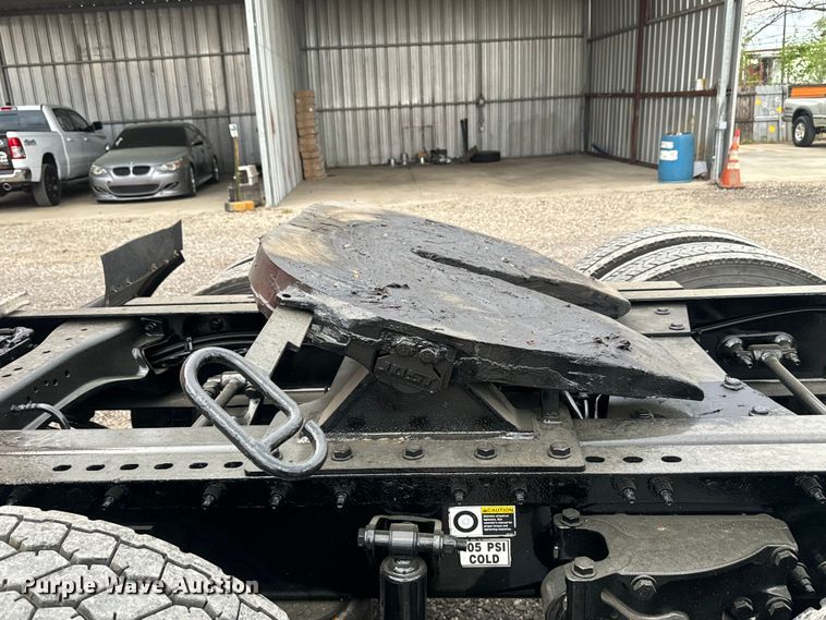 image for item EH3849 2017 Peterbilt  579 semi truck