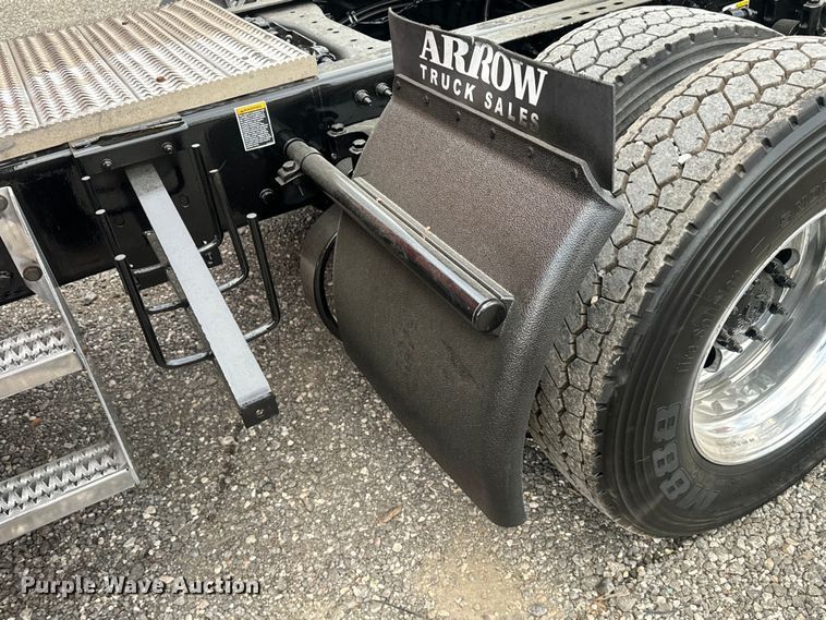 image for item EH3849 2017 Peterbilt  579 semi truck