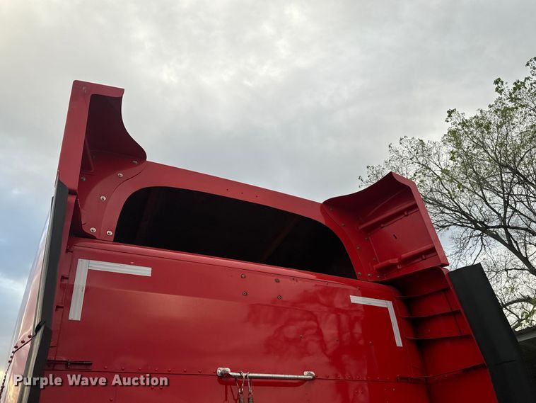 image for item EH3849 2017 Peterbilt  579 semi truck