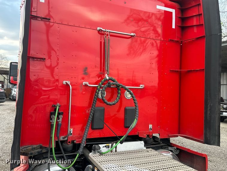 image for item EH3849 2017 Peterbilt  579 semi truck