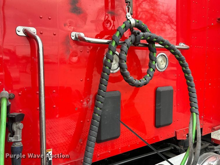 image for item EH3849 2017 Peterbilt  579 semi truck